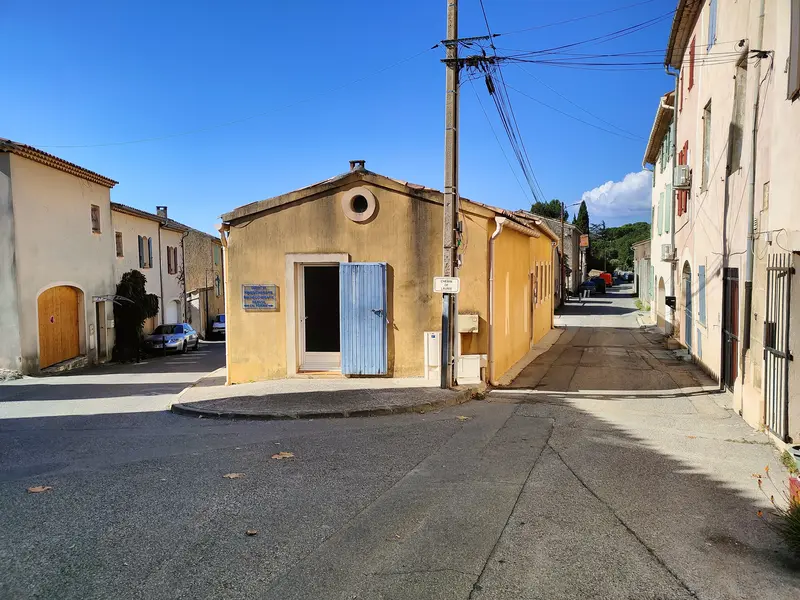 Prendre à droite du cabinet de Kiné