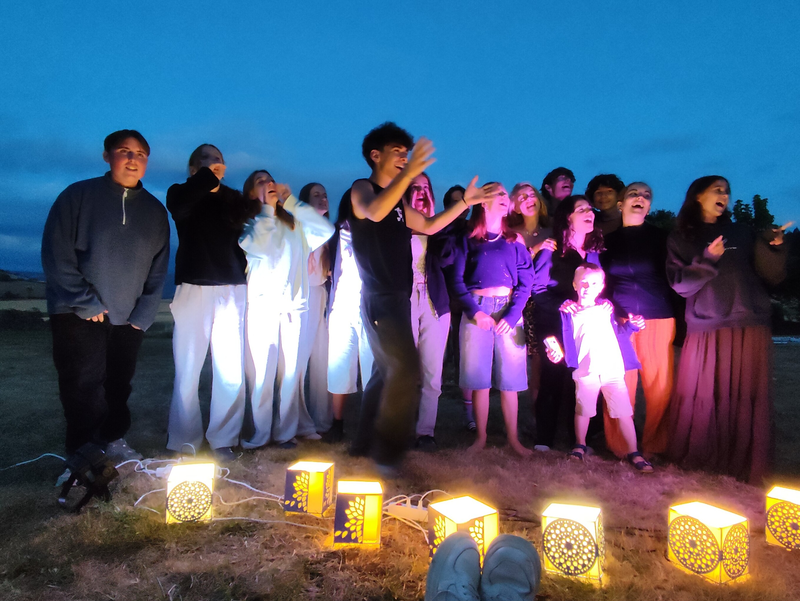 Groupe d'ados à la cérémonie du feu en fin de séjour