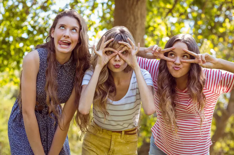 Trois jeunes filles faisant des grimaces